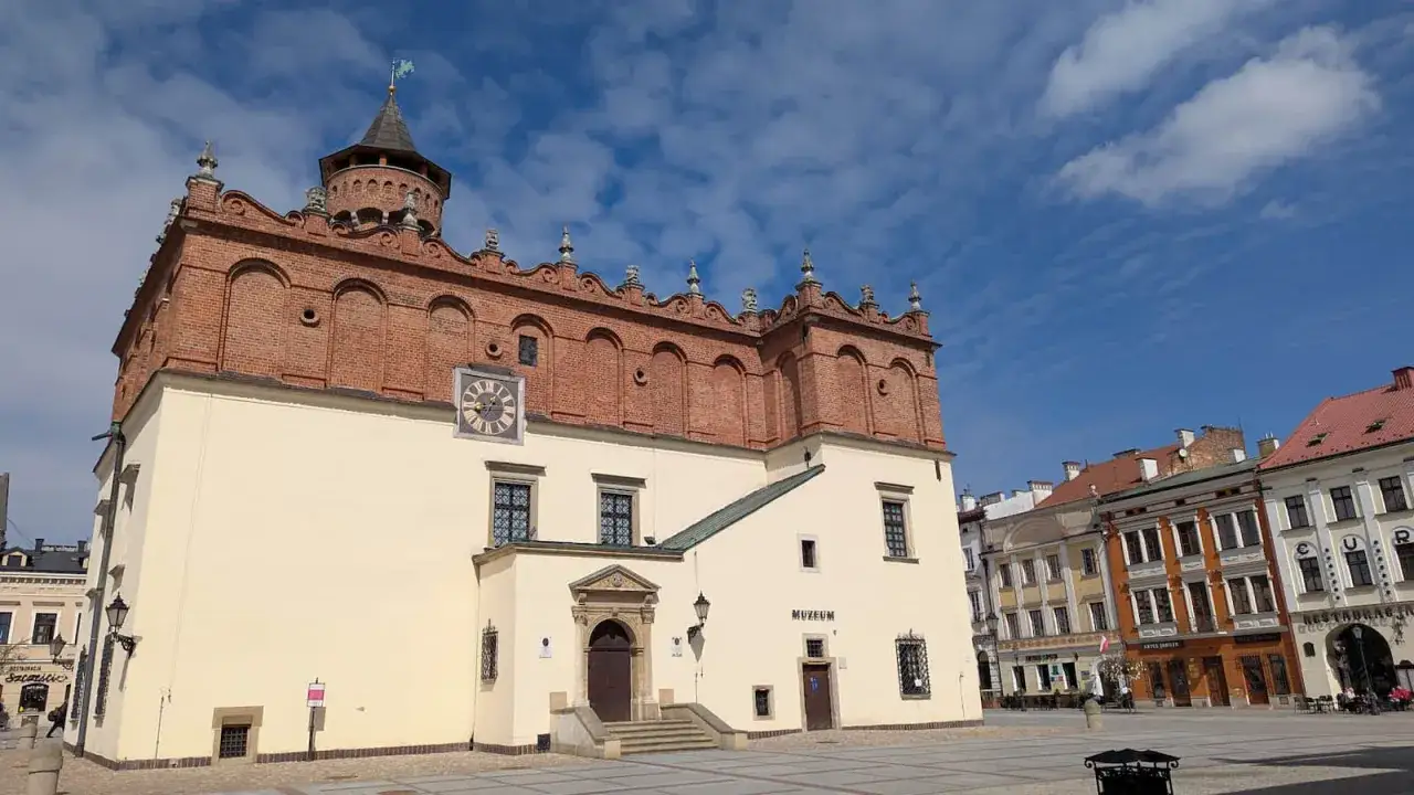 Ratusz w Tarnowie, jedna z głównych tarnowskich atrakcji, z zegarem i wejściem do Muzeum.