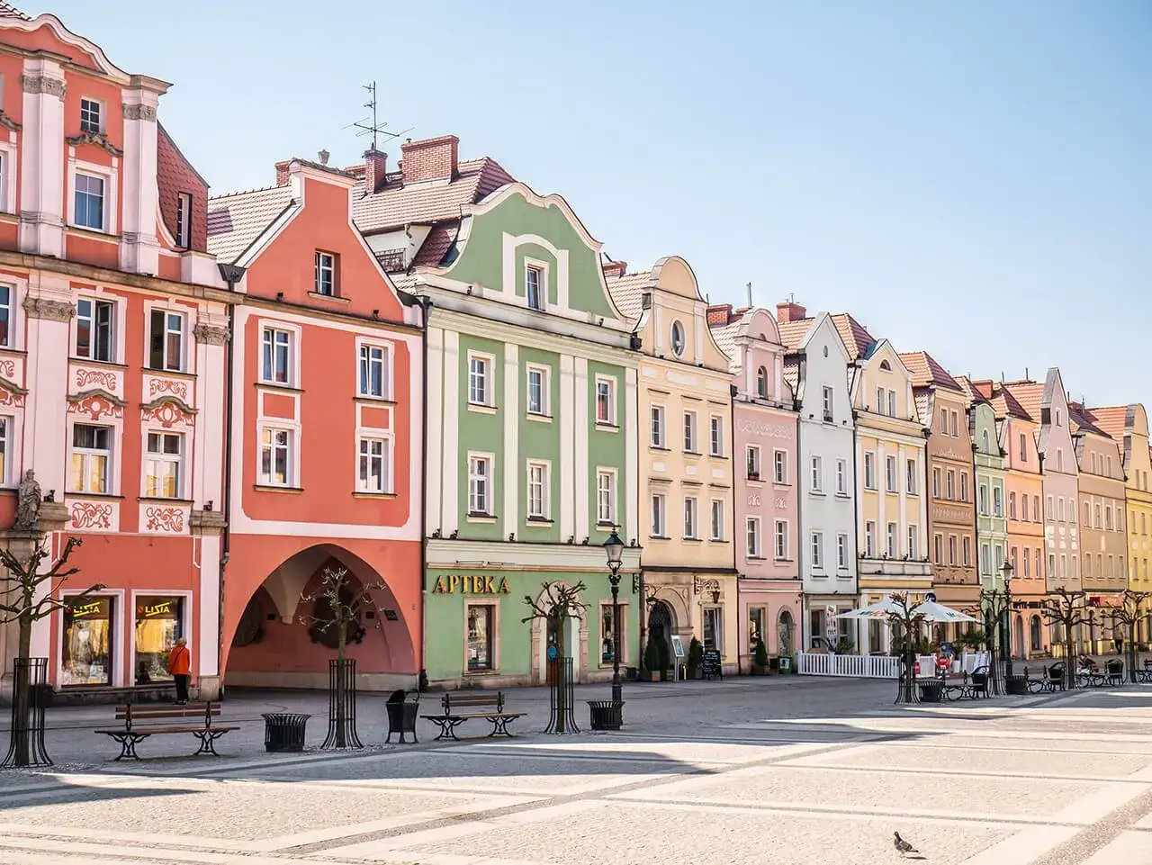 Kolorowe kamienice na rynku w Bolesławcu. Urokliwe Bolesławiec atrakcje zachęcają do spacerów.