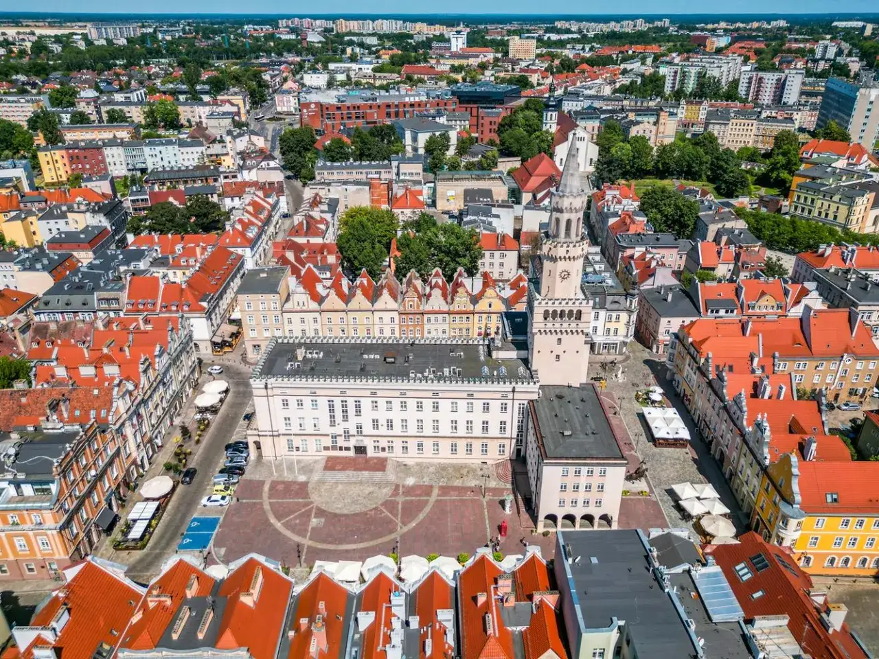 Widok z lotu ptaka na rynek w Opolu, z ratuszem i wieżą. To jedne z głównych opolskich atrakcji, które warto zobaczyć.