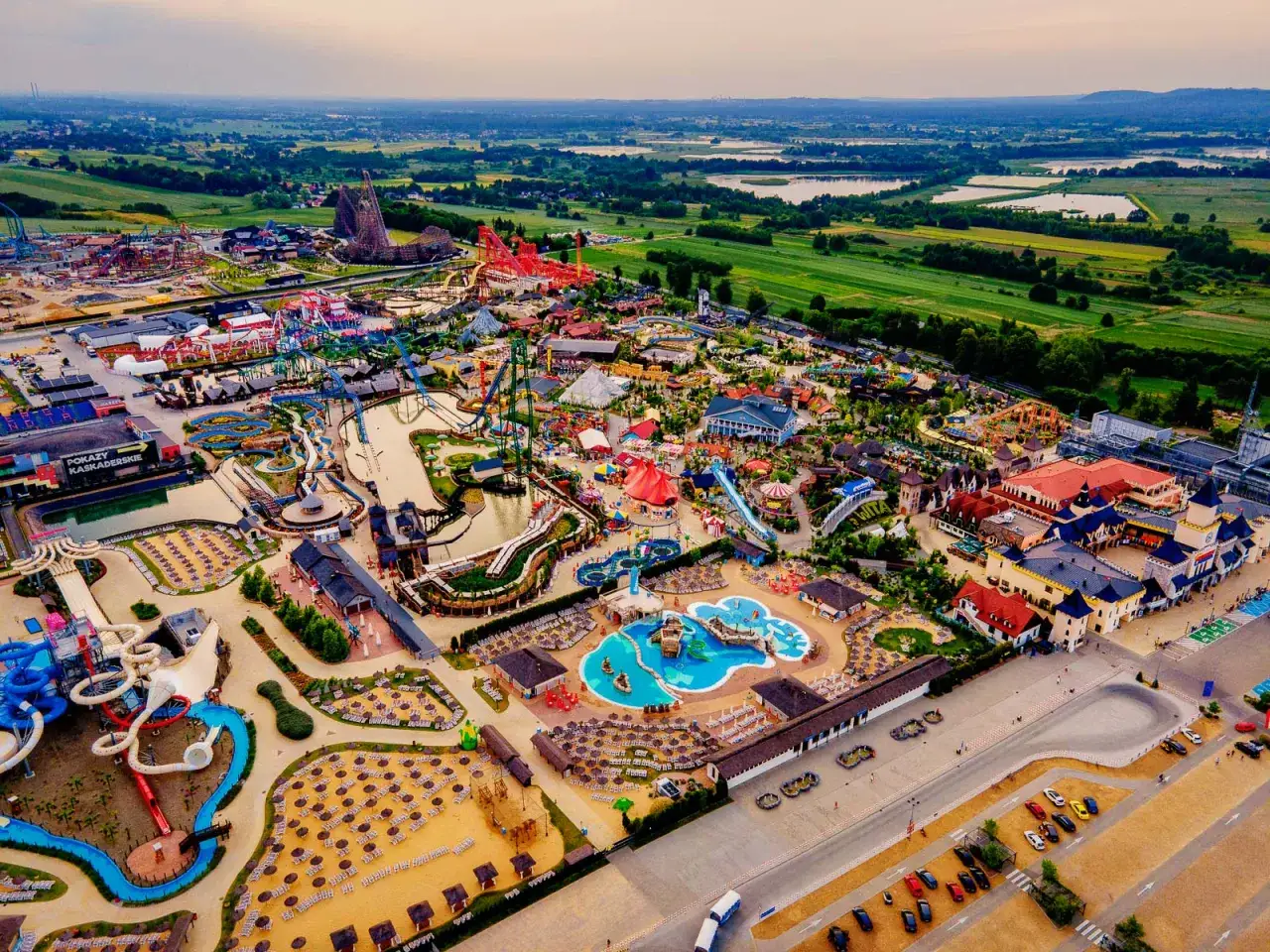 Rozległy park rozrywki w Zatorze z licznymi atrakcjami: rollercoasterami, zjeżdżalniami wodnymi i basenami.