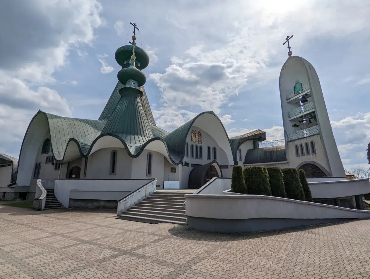 Cerkiew prawosławna w Hajnówce, z charakterystycznymi zielonymi kopułami i nowoczesną dzwonnicą, to jedna z głównych atrakcji miasta.
