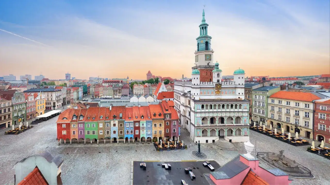 Poznański Rynek, jeden z największych rynk&oacute;w w Polsce, z kolorowymi kamieniczkami i ratuszem.