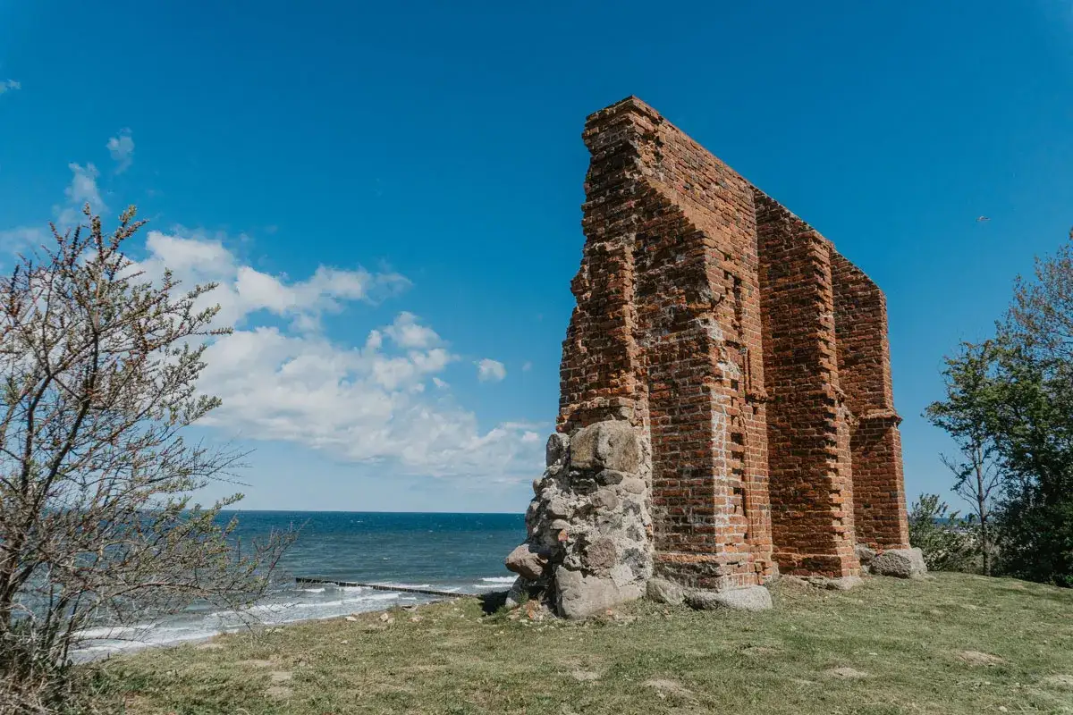 Ruiny nad Bałtykiem, świadectwo historii i jedne z wielu walorów turystycznych Polski.