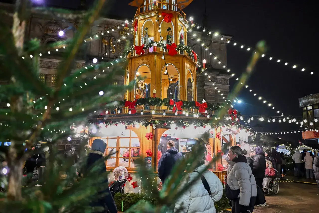 Jarmark bożonarodzeniowy, gdzie wyjechać na święta? Drewniana piramida, ozdoby, światła i ludzie tworzą magiczną atmosferę.