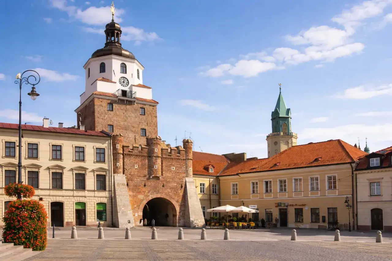 Brama Krakowska i Rynek Starego Miasta w Lublinie to miejsca, które warto zobaczyć.