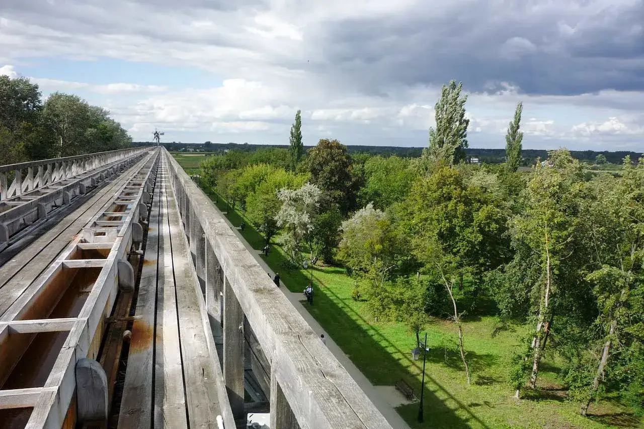 Drewniany most w Ciechocinku, z którego roztacza się widok na park i zieleń. To jedna z atrakcji tego uzdrowiska.