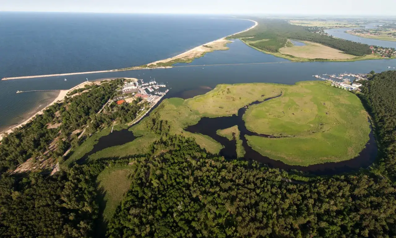 Malownicze widoki na wyspę Sobieszewską: plaża, lasy, jeziora i marina. Odkryj atrakcje tego miejsca!
