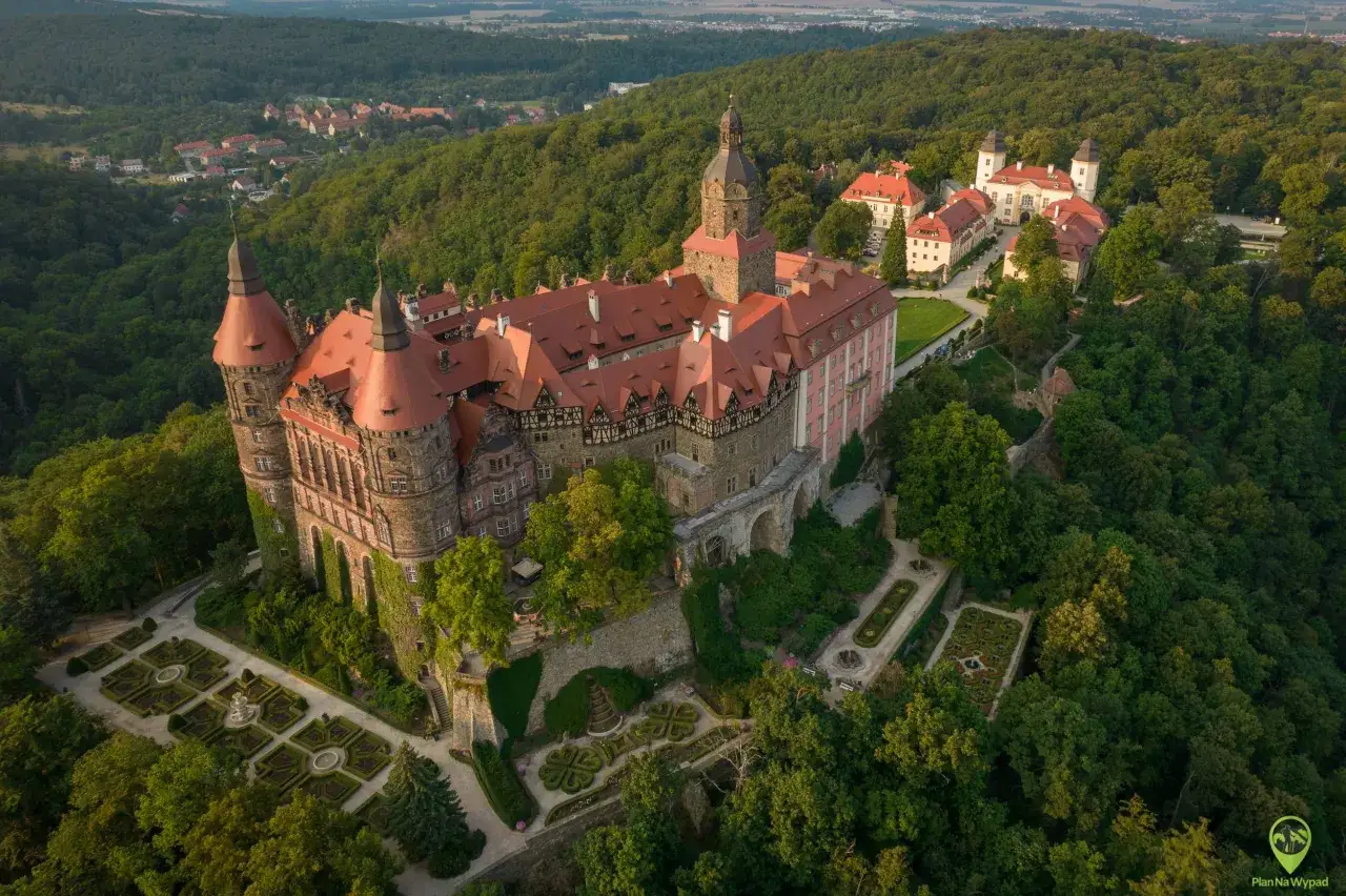 Zamek Książ otoczony zielenią, z malowniczymi ogrodami i wieżami. To jedna z najpiękniejszych atrakcji Gór Sowich.