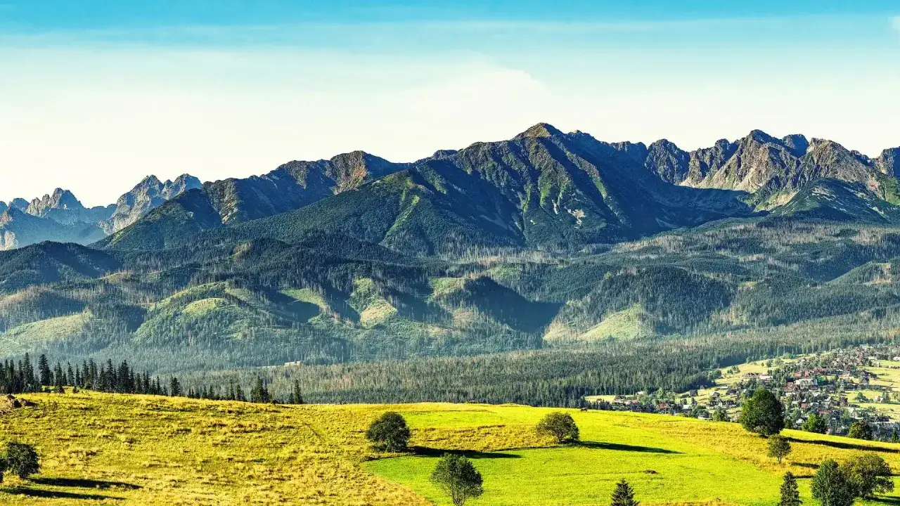 Majestatyczne Tatry, zielone doliny i urokliwa wioska. Idealne tatry atrakcje dla każdego miłośnika gór.