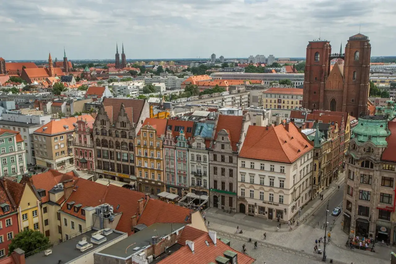 Widok na wrocławski rynek z kolorowymi kamienicami i katedrą. Idealne miejsce, by zobaczyć, co robić we Wrocławiu.