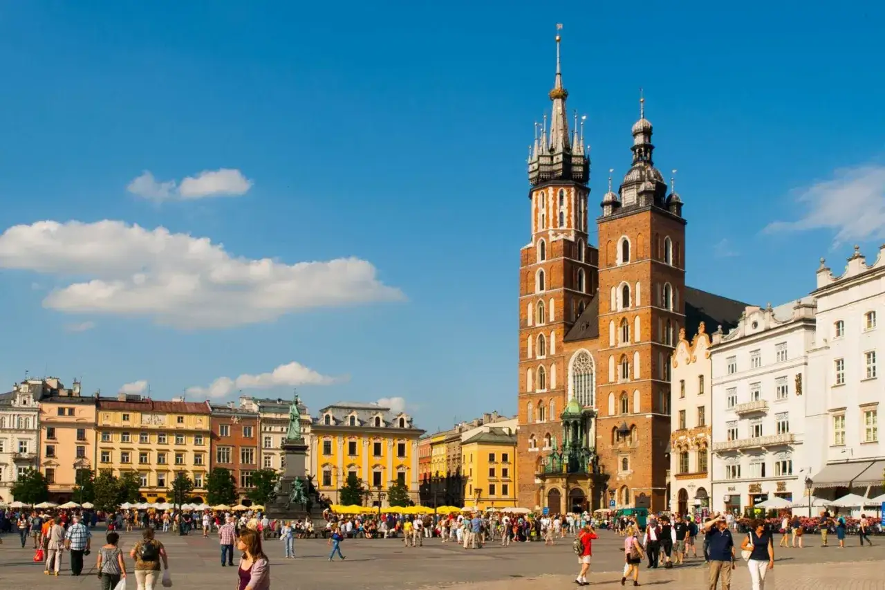Rynek Główny w Krakowie, z Kościołem Mariackim i Sukiennicami, to idealne miejsce, by zacząć zwiedzanie Krakowa.