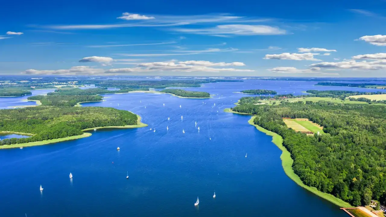 Mazury, gdzie jechać? Jeziora, lasy i żaglówki tworzą malowniczy krajobraz idealny na wakacje.