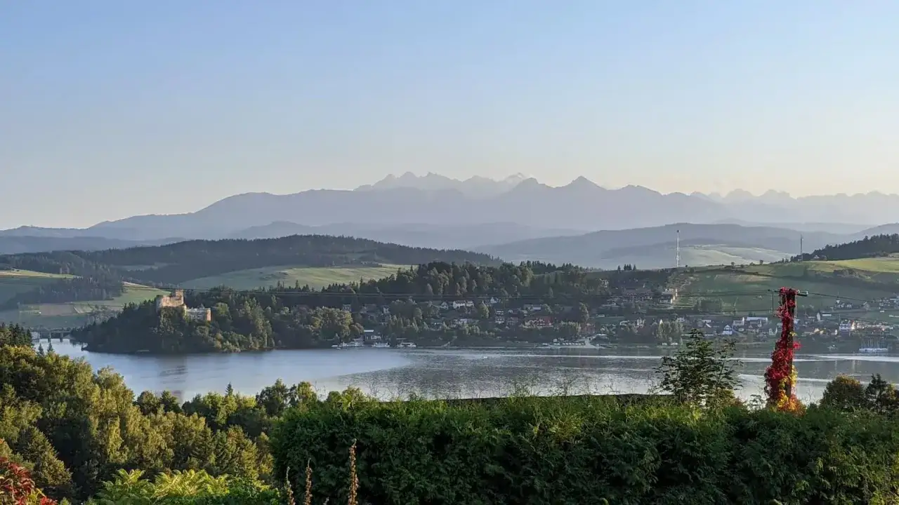 Widok na zamek w Czorsztynie i jezioro. W oddali majaczą Tatry. Idealne miejsce na wypoczynek nad wodą, jak na czorsztyńskiej plaży.