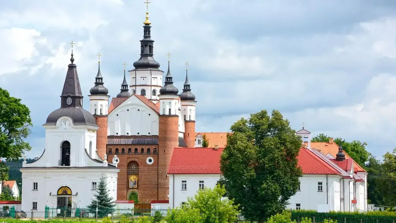 Monaster Zwiastowania NMP w Supraślu, wspaniałe supraśl atrakcje, z wieloma wieżami i czerwoną dachówką.