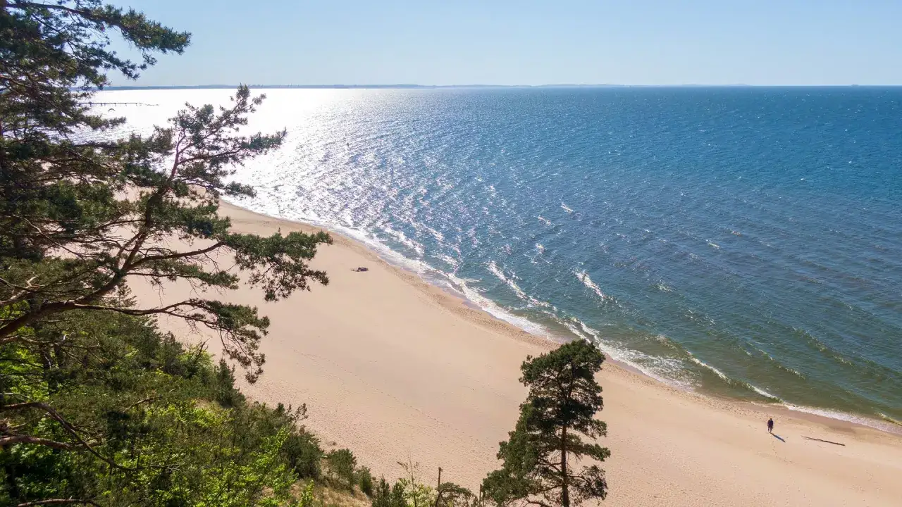 Piękna plaża i morze, idealne na spacer. Międzyzdroje atrakcje to nie tylko plaża, ale i malownicze klify.