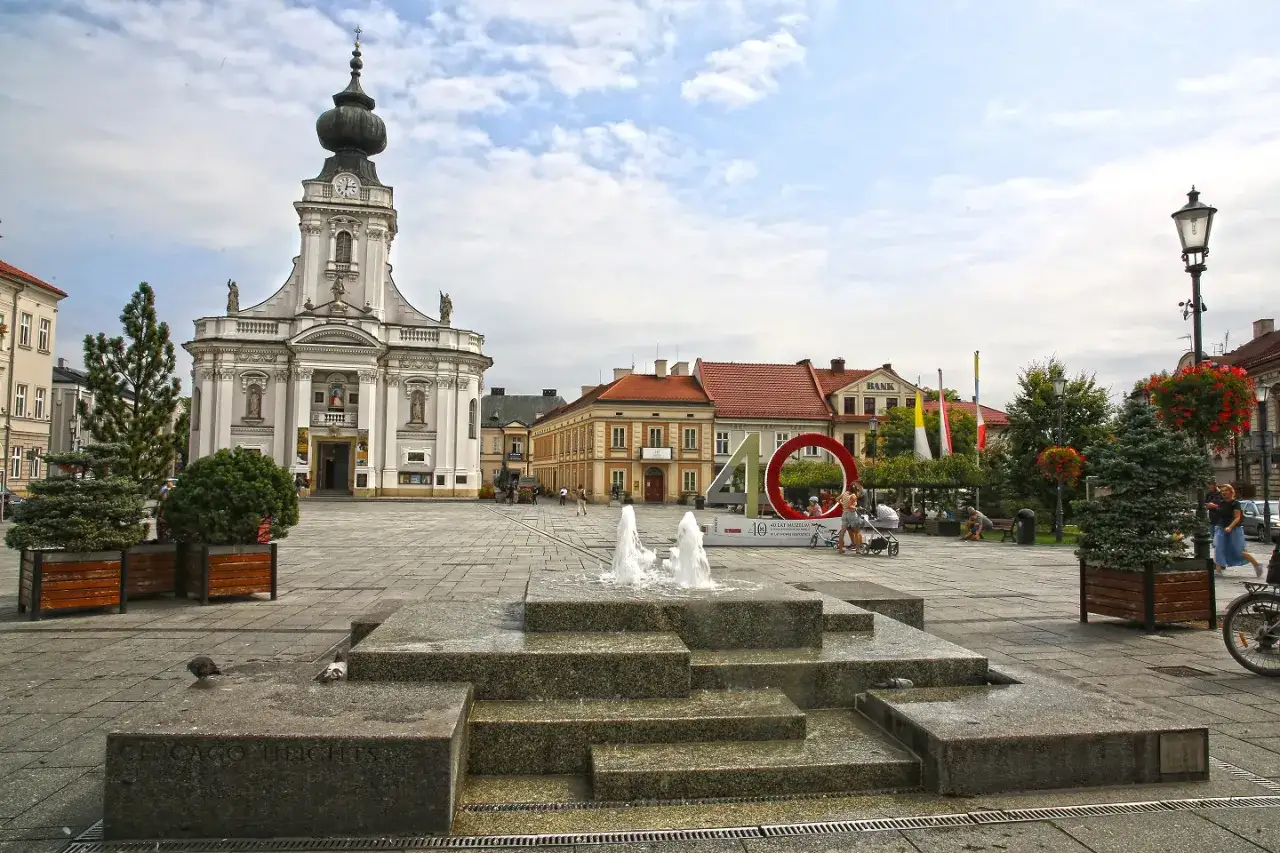 Wadowice atrakcje: Rynek z fontanną, Bazylika i kolorowe kamienice tworzą urokliwy widok.