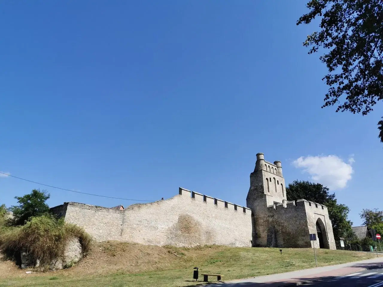 Kamienne mury i wieża bramna w Szydłowie. Jedna z głównych atrakcji tego historycznego miejsca.