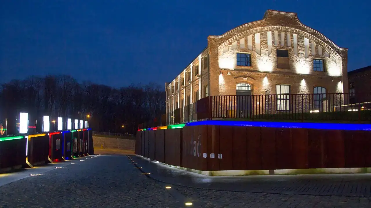 Nowoczesne oświetlenie i ceglana architektura tworzą niepowtarzalne katowice atrakcje. Warto zobaczyć to miejsce nocą.