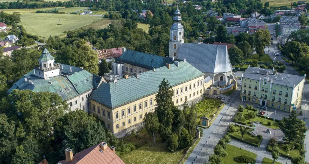 Międzylesie atrakcje: barokowy pałac z wieżą, kościół i zielony rynek. Malownicze widoki na miasteczko i okolicę.