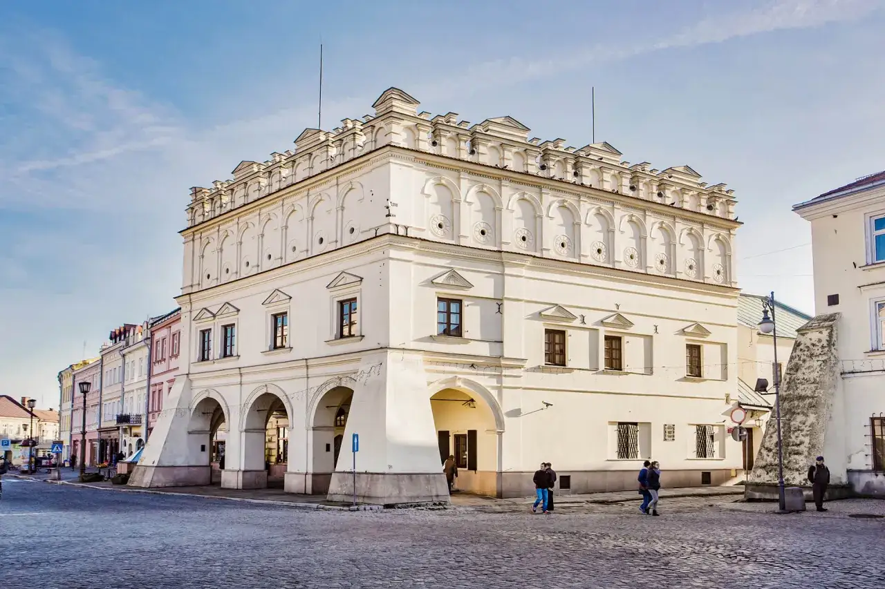 Rynek w Jarosławiu z pięknym ratuszem, który jest jedną z głównych atrakcji miasta. Brukowany plac i kolorowe kamienice dopełniają malowniczy widok.