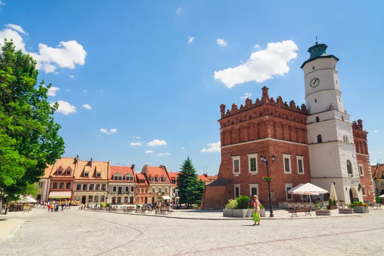 Urokliwy, zabytkowe miasto nad Wisłą z Ratuszem i kolorowymi kamieniczkami na rynku.