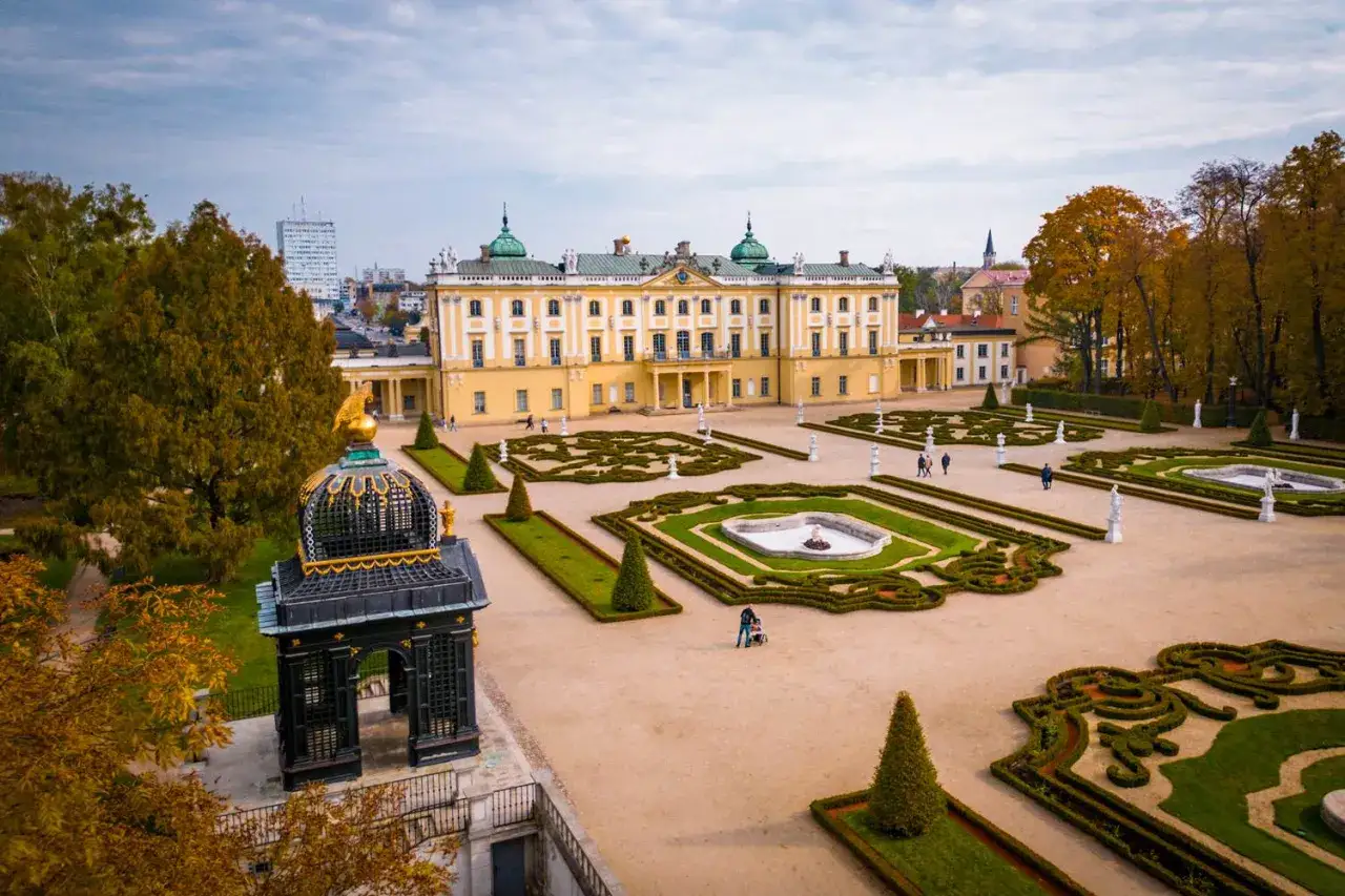 Pałac Branickich i jego ogrody to obowiązkowy punkt, co zobaczyć w Białymstoku. Zachwycająca architektura i barokowe założenie parkowe.