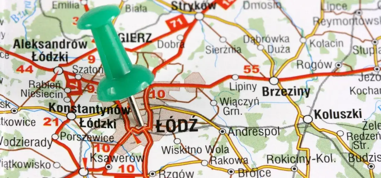Mapa z zieloną pinezką zaznaczającą Łódź i okolice. Widoczne nazwy miejscowości: Aleksandrów Łódzki, Konstantynów Łódzki, Brzeziny, Koluszki. Atrakcje w okolicach Łodzi czekają na odkrycie!