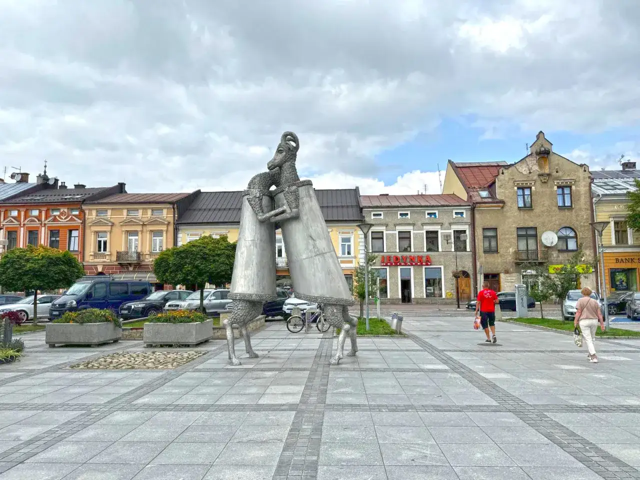Rzeźba baranów na rynku w Nowym Targu, jedna z głównych atrakcji miasta. W tle kamienice i sklep 