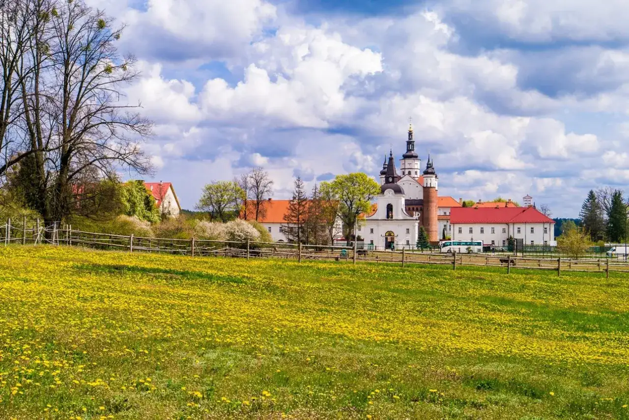 Łąka pełna mleczy przed klasztorem w Supraślu. Wspaniałe supraśl atrakcje czekają na odkrycie.
